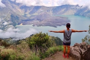 3d/2n trekking no cume do Monte Rinjani, lago e fontes termais.