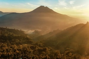 Bali: Batur-vuoren auringonnousun vaellus oppaan ja aamiaisen kanssa