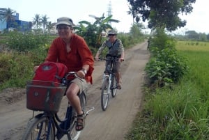 Fahrradtour auf dem Land zum Dorf Golong und zum Lingsar-Tempel