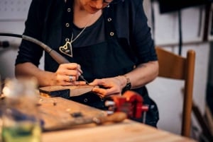 Bali's Hands-On Silver Jewelry Making : De la conception à la brillance