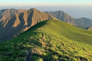 ナンギヒルへの特別ハイキング：星空の下でのキャンプ