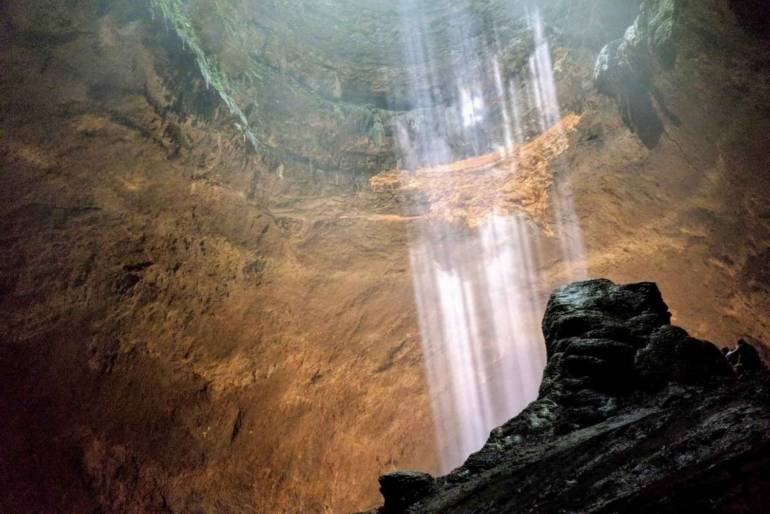 Explore a caverna de Jomblang e a praia de Timang