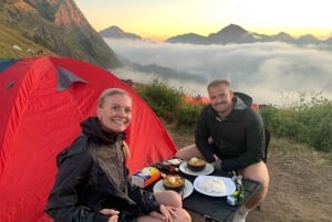 セナルからリンジャニ山2日間トレッキングで山頂へ