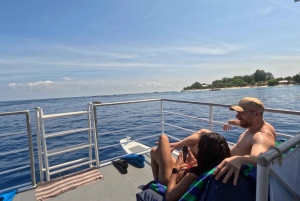 Gili Islands : Croisière au coucher du soleil pour un barbecue sur 3 îles avec plongée en apnée