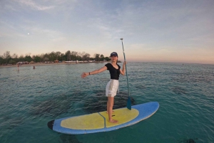 Stand-up paddle boarding al amanecer en Gili (sesión de fotos con dron)