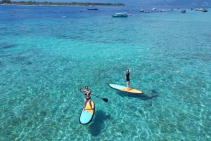 Stand-up paddle boarding i soloppgangen på Gili (dronefotografering)