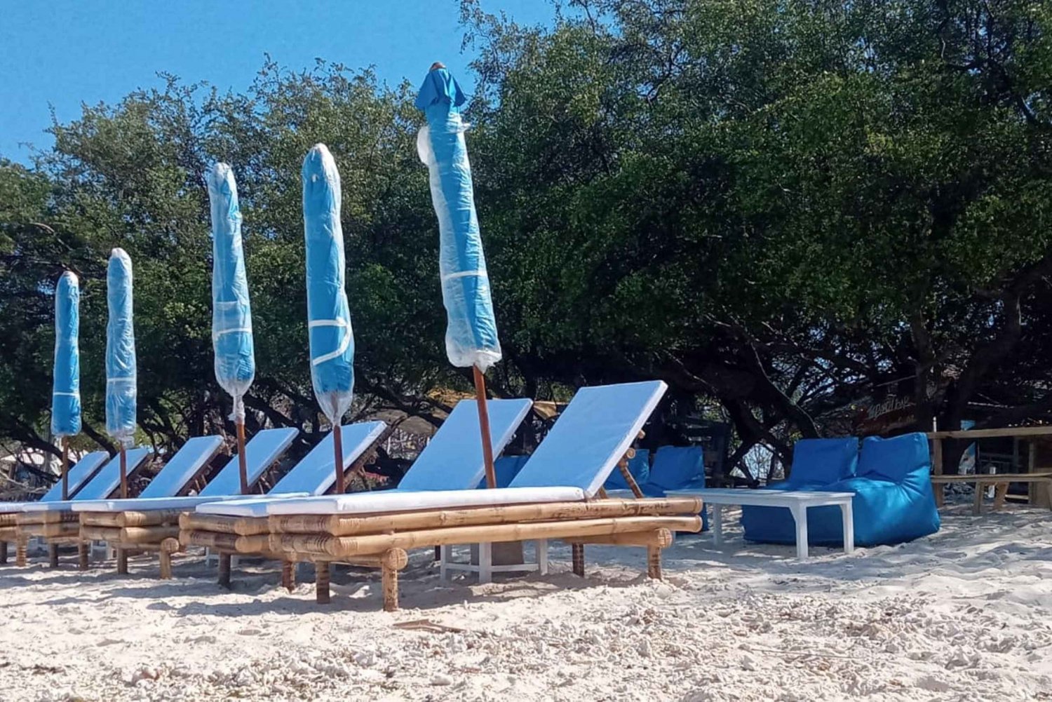 Gili Trawangan: El Bar de la Playa - Tumbona con Cóctel y Chill