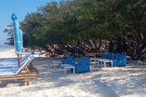 Gili Trawangan : Le bar de la plage - Lit de soleil avec cocktail et détente