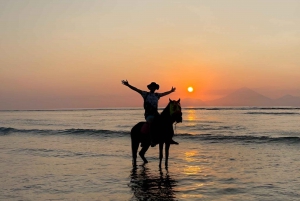 Paardrijden op het strand in Gili Eilanden