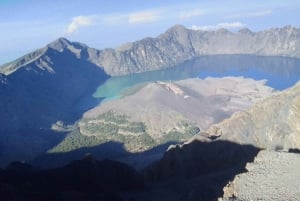 ロンボク島：2日間のリンジャニ山火口縁ツアー