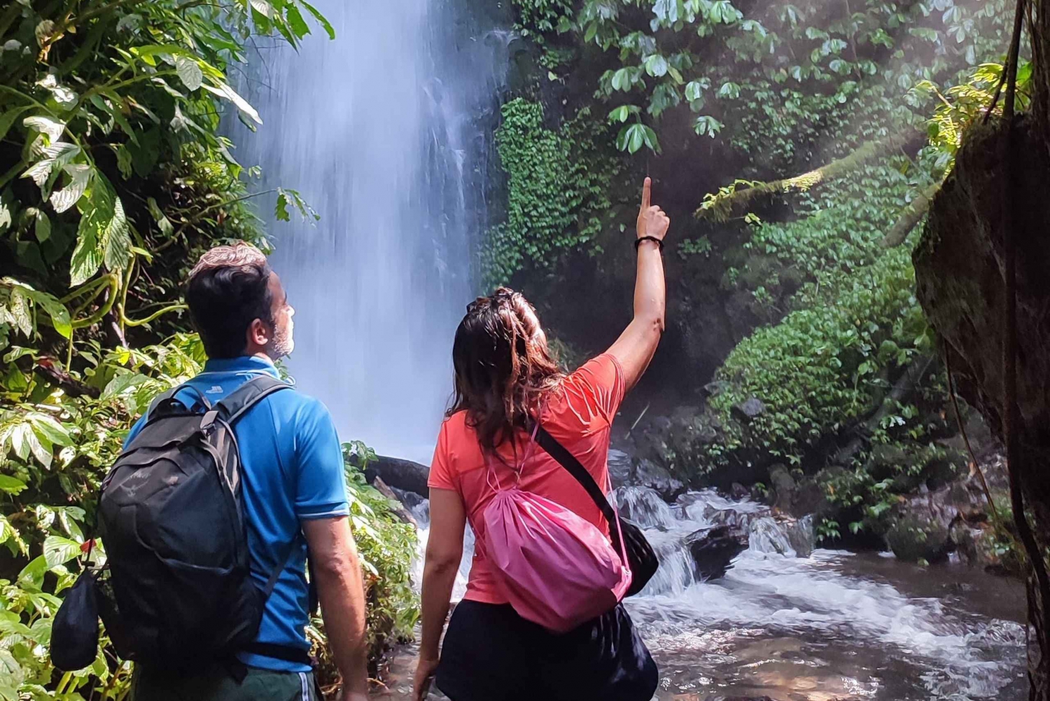 Ein Tag am Benang Kelambu-Wasserfall und im Sukarara-Weberdorf