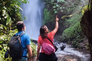 En dag ved Benang Kelambu-fossen og Sukarara veverlandsby