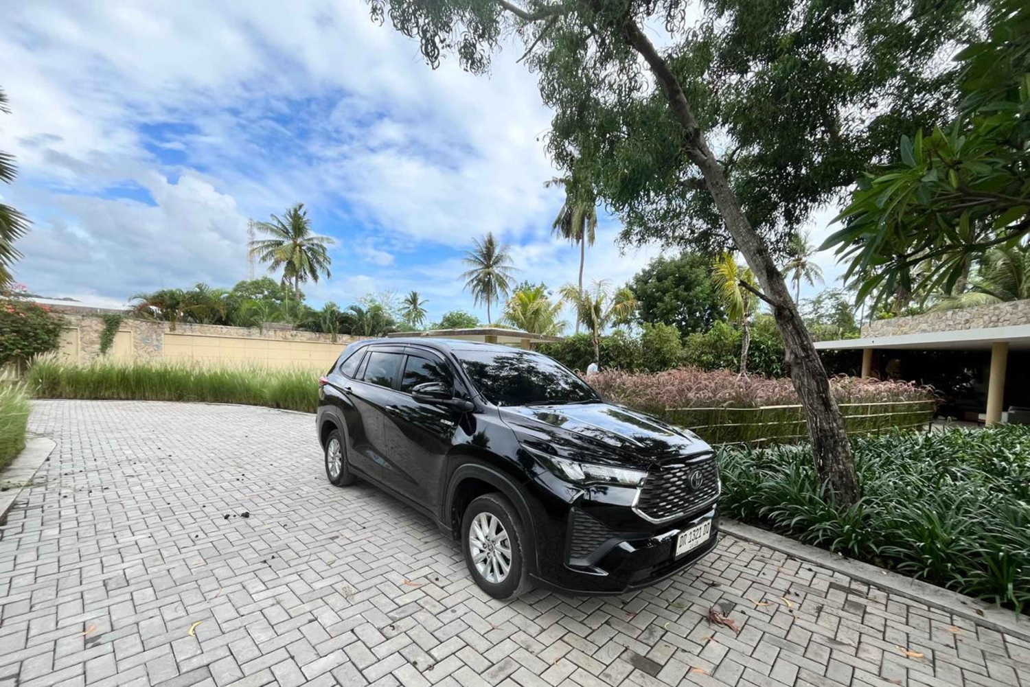 Lombok: Biludlejning med privat chauffør og guide