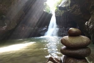 テテバトゥウォーキングツアー：田んぼ、滝、猿の森。