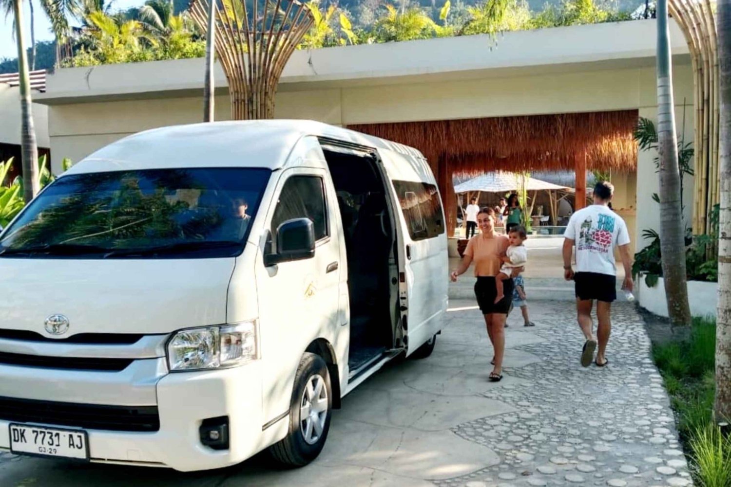 Lombok: Upphämtning från hamn/flygplats + vattenfallstur + avlämning vid hotell