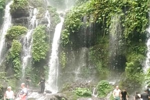 Lombok: Upphämtning från hamn/flygplats + vattenfallstur + avlämning vid hotell