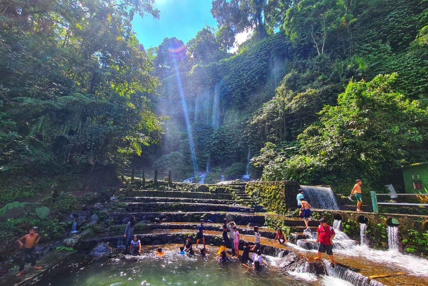 Avventura di gruppo a Lombok: trekking nella giungla e cascate