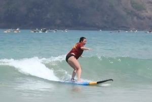 Lección de surf para principiantes en Lombok, en la playa de Selong Blanak