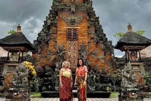 Apenbos, waterval, tempel en rijstterras