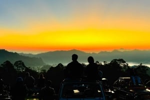 Lever de soleil sur le Mont Batur en 4x4 Jeep Classic