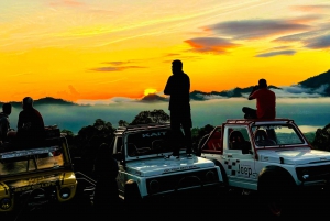 Lever de soleil sur le Mont Batur en 4x4 Jeep Classic