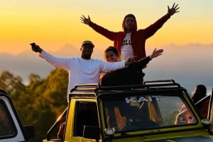 Nascer do sol no Monte Batur em um jipe clássico com tração nas quatro rodas