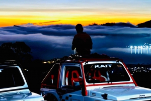 Nascer do sol no Monte Batur em um jipe clássico com tração nas quatro rodas