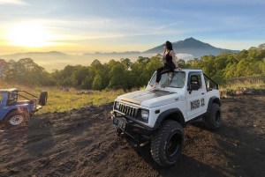 Nascer do sol no Monte Batur em um jipe clássico com tração nas quatro rodas