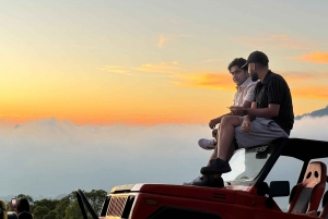 Lever de soleil sur le Mont Batur en 4x4 Jeep Classic