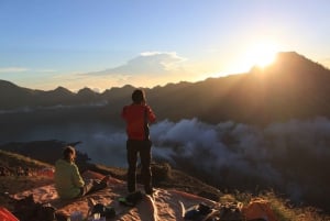 Caminata de dos días hasta la cima o el borde del cráter del monte Rinjani