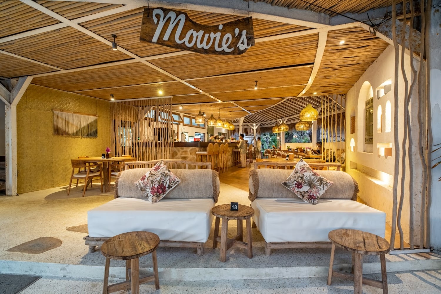 Mowie’s Gili Air – Beachfront Restaurant & Boutique Resort