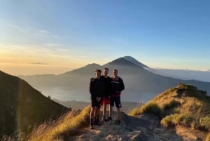 Bali : Mt batur sunrise hike guide & breakfast