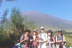 Escursione di 2 giorni al cratere o alla vetta del monte Rinjani con servizio di facchinaggio