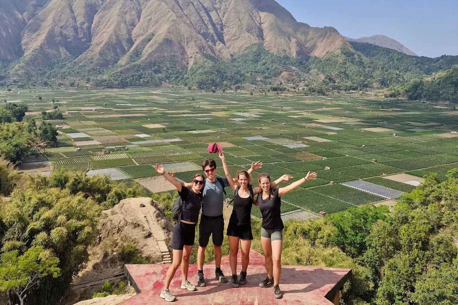 Se den fantastiske utsikten fra Selong-åsen og Tiu Kelep-fossen
