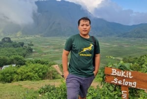 Contempla la impresionante vista de la colina Selong y la cascada Tiu Kelep