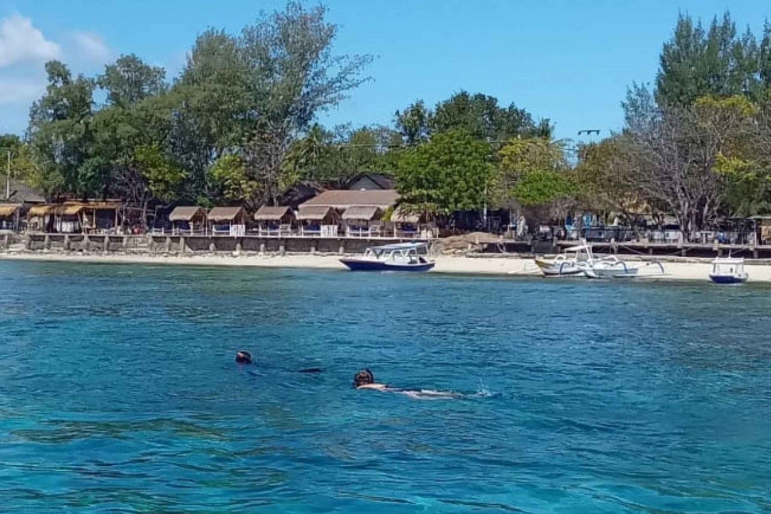 Viagem de snorkeling 3 Gilis em barco de vidro fretado privado