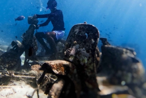 Snorklausta kilpikonnan ja vedenalaisen patsaan kanssa Gilisissä