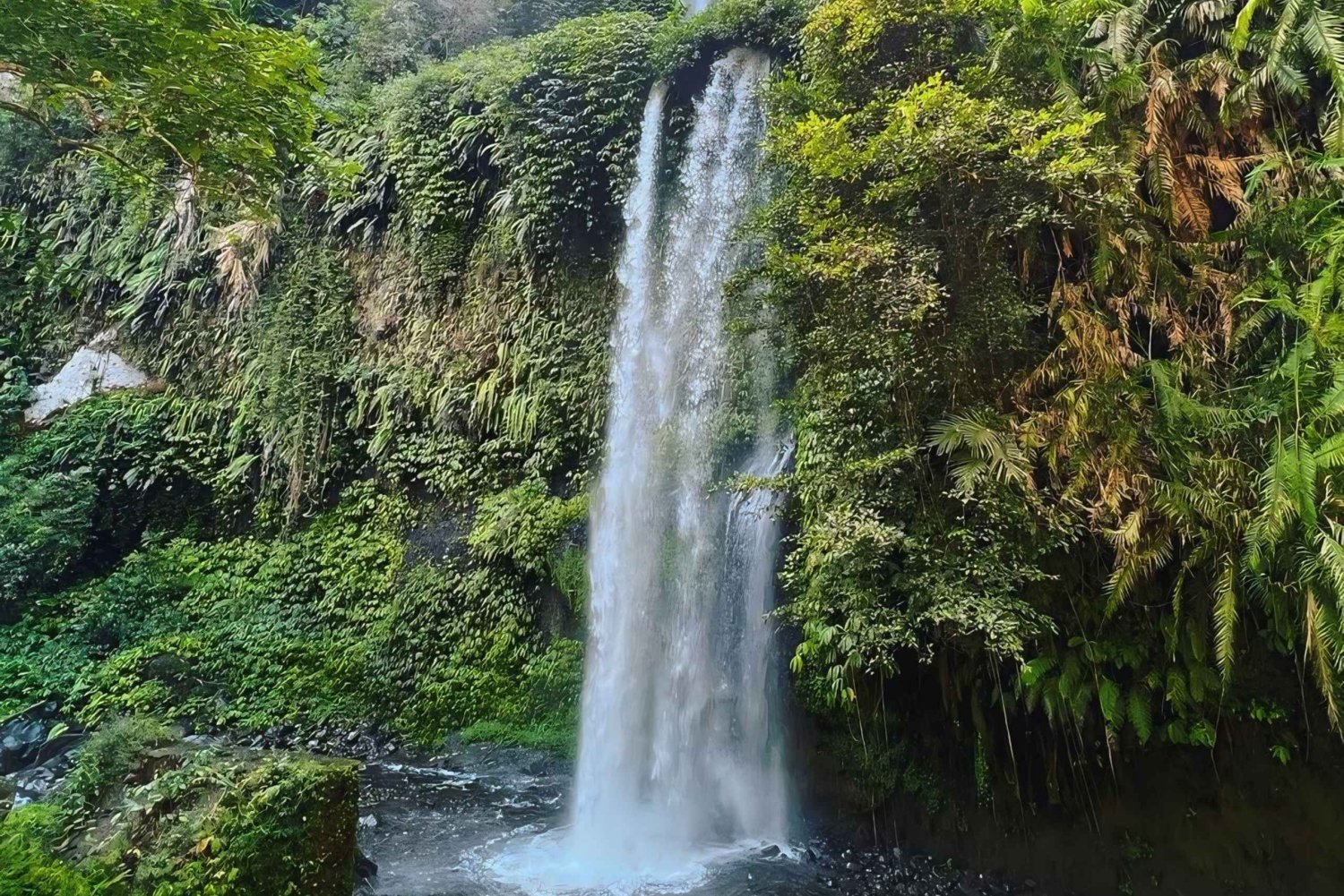 De förtrollande vattenfallen Sendang Gila och Tiu Kelep