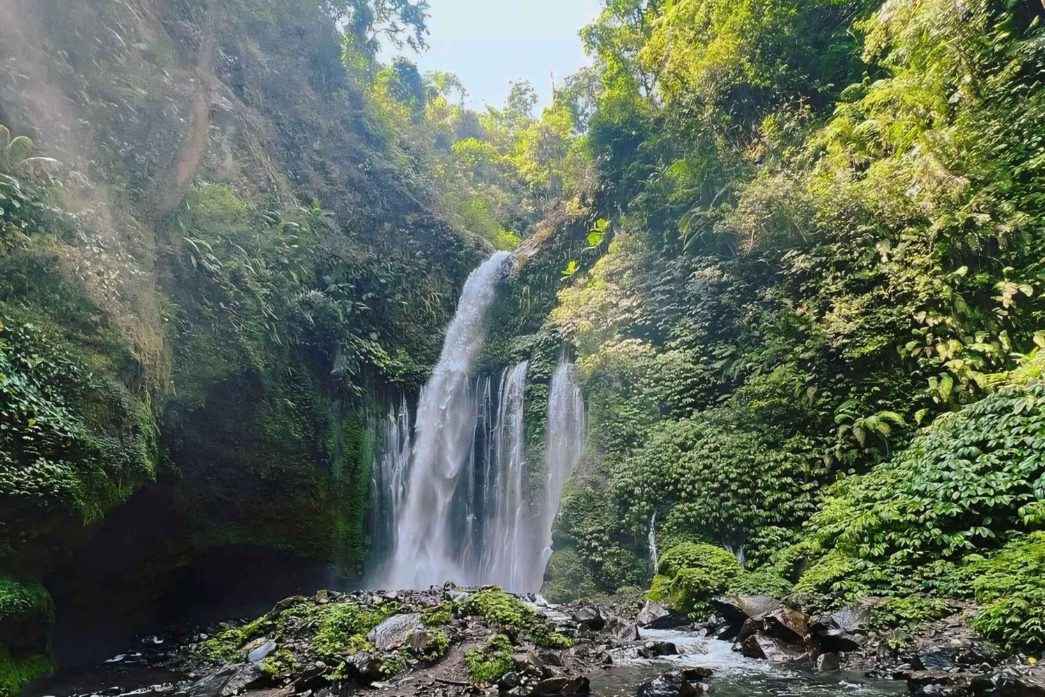 De förtrollande vattenfallen Sendang Gila och Tiu Kelep