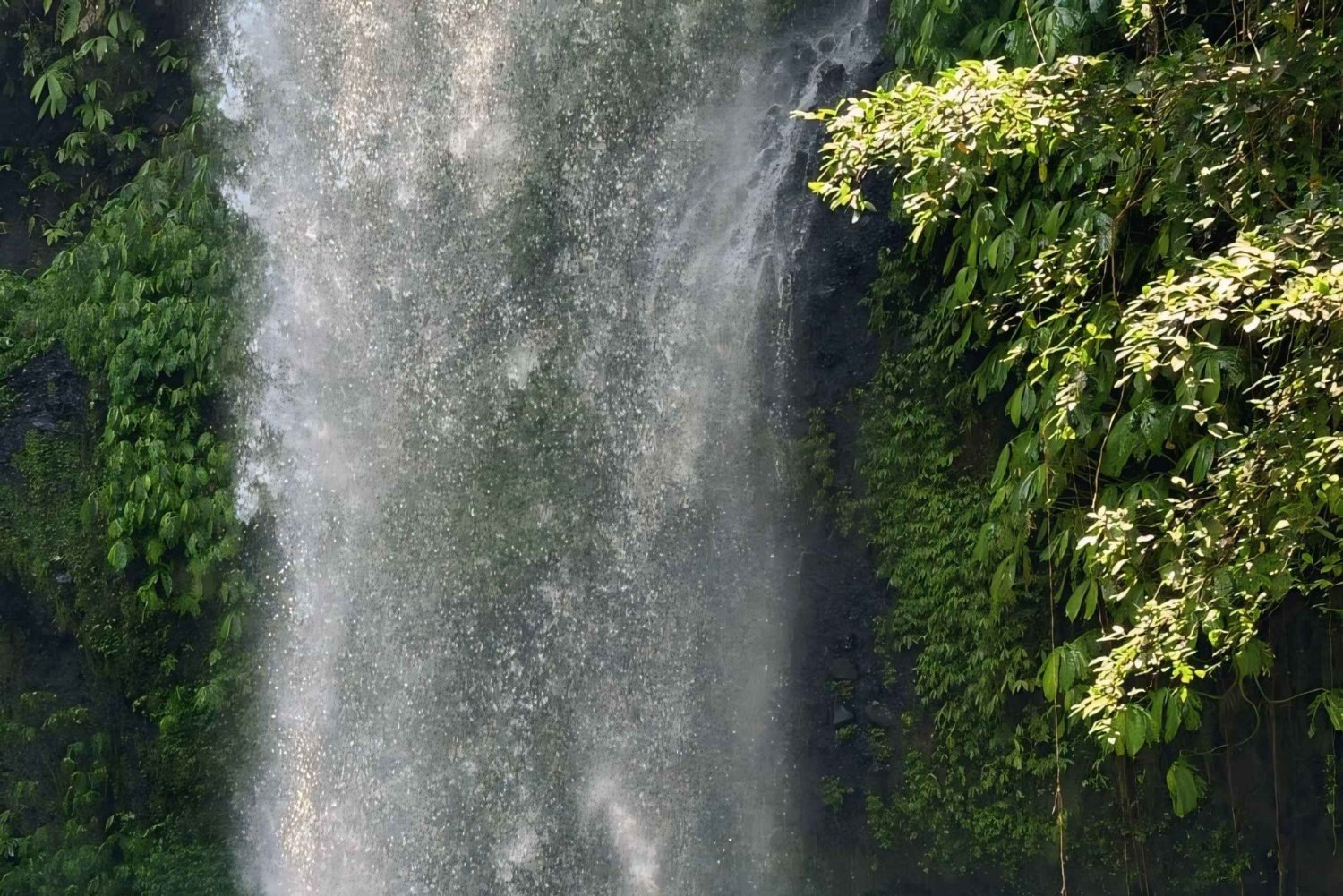 De förtrollande vattenfallen Sendang Gila och Tiu Kelep