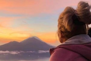Slap af ved at bestige Mount Batur