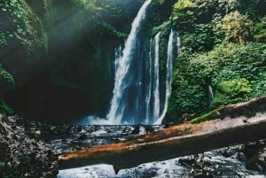 Visite de cascades et de villages traditionnels Billets inclus