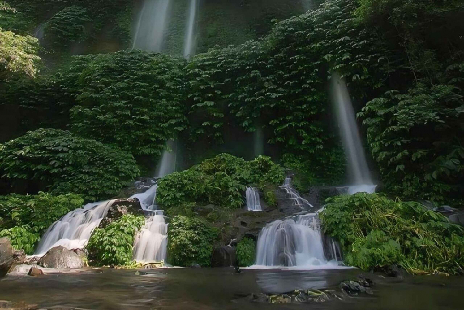 Bezoek aan de waterval, het dorp, het strand en de heuvel Hele dag