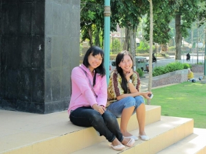 Ladies enjoying the Taman Sangkareang in Matram
