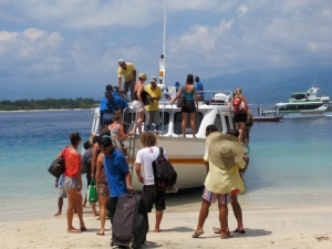 Tourists boarding the fastboat on Gili T