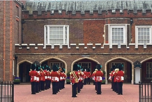 Wachablösung im Buckingham Palast