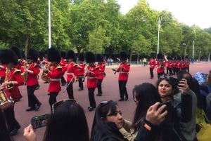 Wachablösung im Buckingham Palast