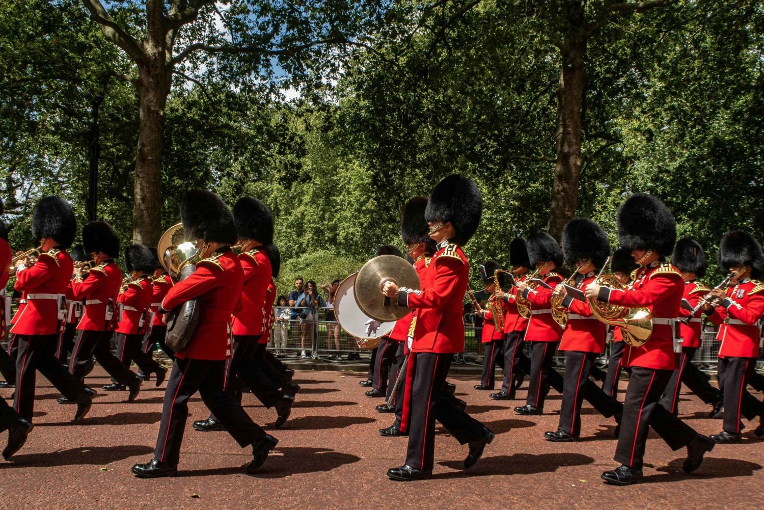 Classic London Tour & Changing The Guards— History In Action