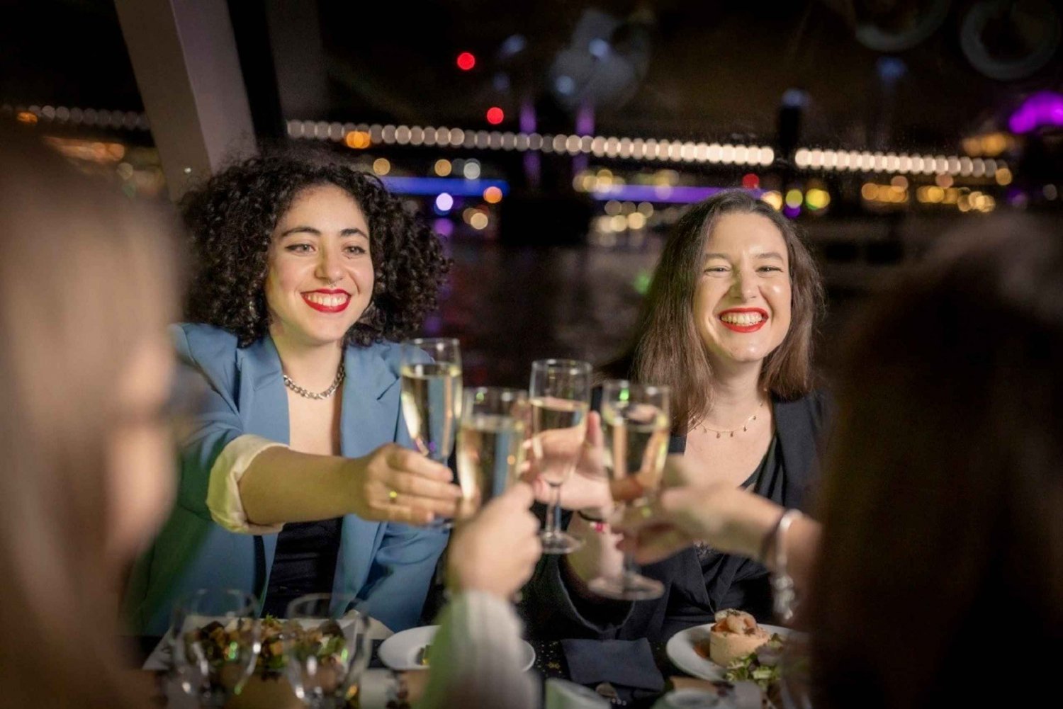 Juhlava Lontoon uudenvuodenaaton 3 ruokalajin illallisristeily