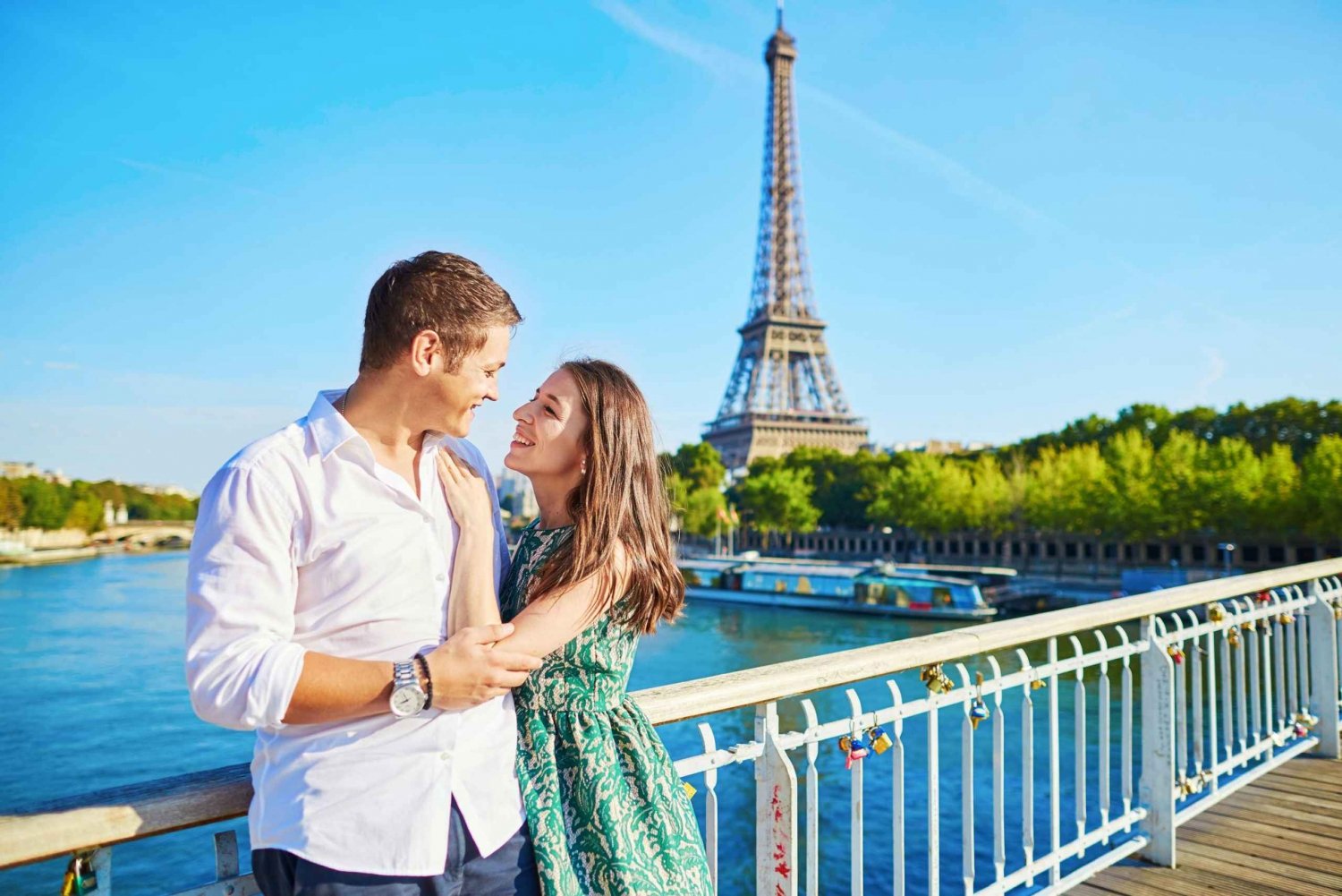 From London: Paris Day Tour by Train with Guide and Cruise